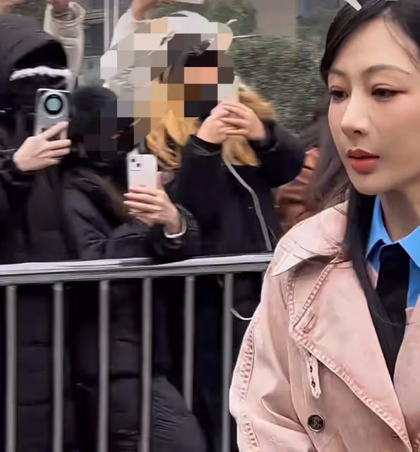 楊紫今日份上班路透，穿粉色大衣扮朱迪警官，無濾鏡卻被吐槽太瘦