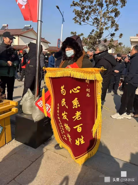 劉強東為老家發年貨,特警押送一車現金入場,1500戶家家都有錢拿