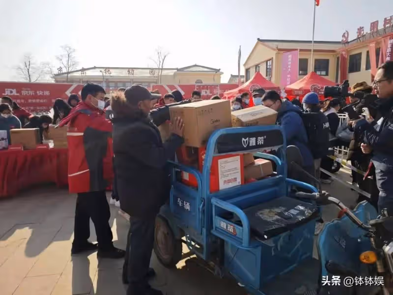 劉強東為老家發年貨,特警押送一車現金入場,1500戶家家都有錢拿