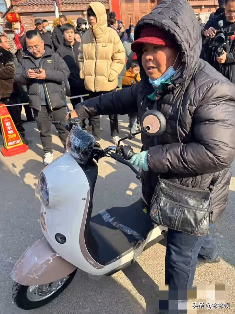 劉強東為老家發年貨,特警押送一車現金入場,1500戶家家都有錢拿