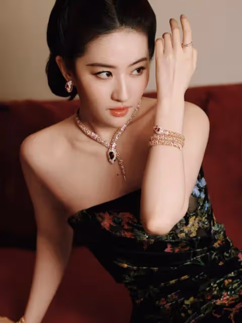 劉亦菲同海瑟薇同框夢回白秀珠！嬌媚矜貴性感撩人