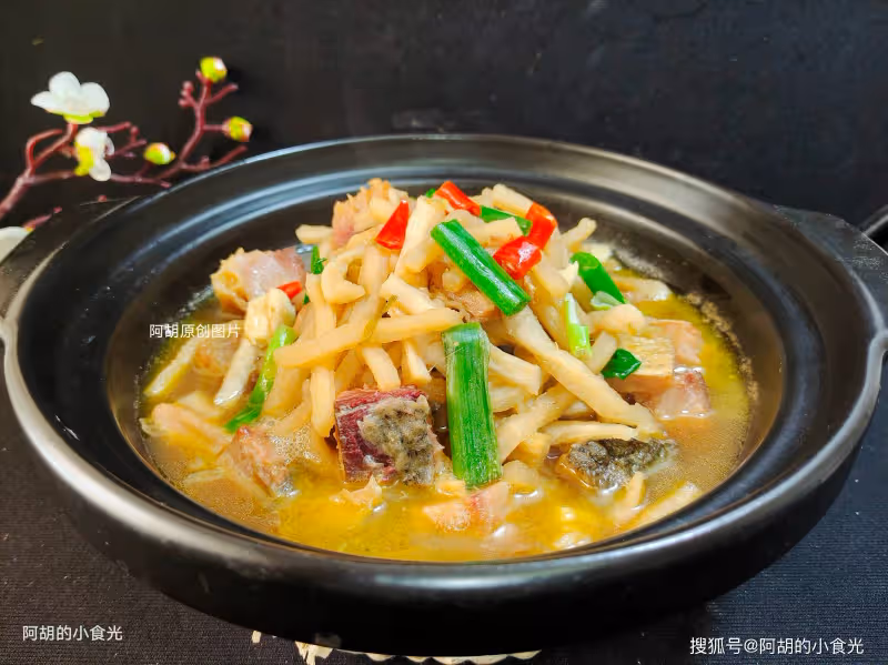 冬天最該吃的菜就是它，隱藏的美味！照這樣燉一鍋，菜嫩肉香、熱乎乎又解饞，一鍋米飯也能掃光