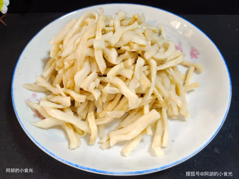 冬天最該吃的菜就是它，隱藏的美味！照這樣燉一鍋，菜嫩肉香、熱乎乎又解饞，一鍋米飯也能掃光