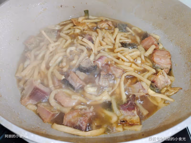 冬天最該吃的菜就是它，隱藏的美味！照這樣燉一鍋，菜嫩肉香、熱乎乎又解饞，一鍋米飯也能掃光