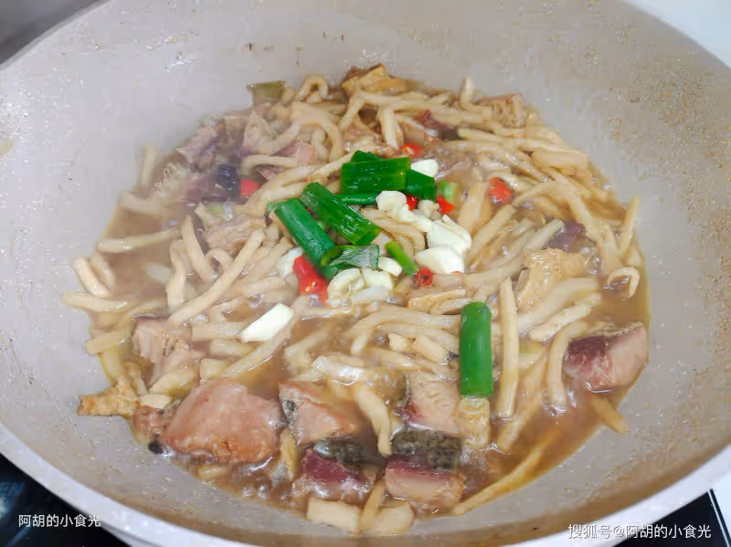 冬天最該吃的菜就是它，隱藏的美味！照這樣燉一鍋，菜嫩肉香、熱乎乎又解饞，一鍋米飯也能掃光