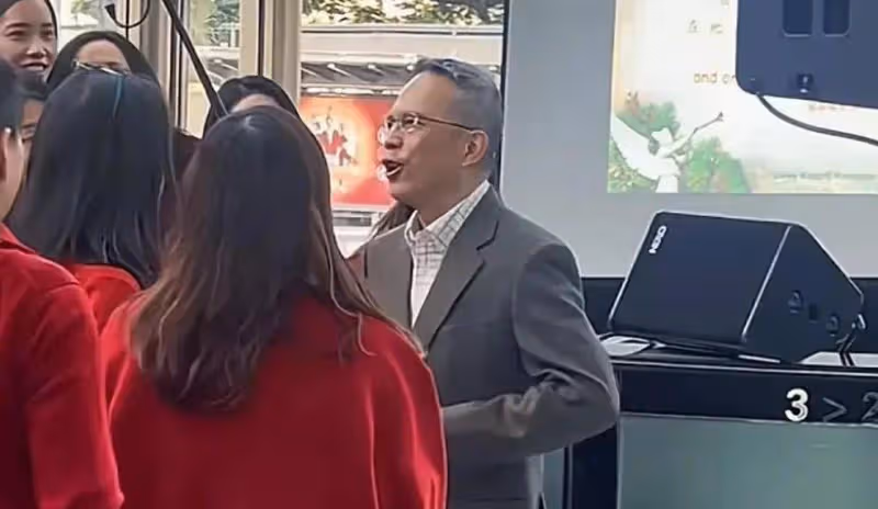 李嘉誠大兒子近況曝光，滿頭白髮氣血不足，曾坦言羨慕弟弟李澤楷