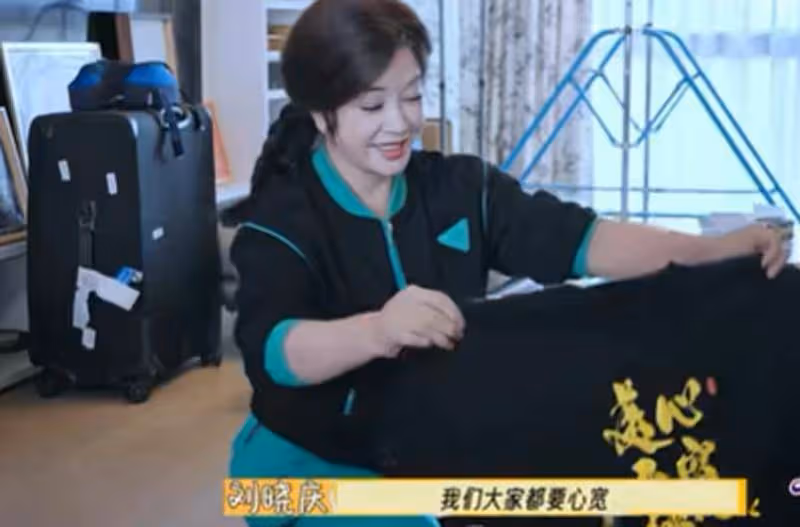 相比劉曉慶一人獨居小2房,蔡明住300平北京大平層,家有保姆乾淨