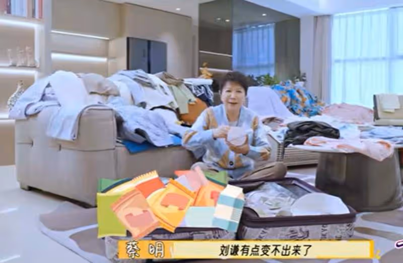 相比劉曉慶一人獨居小2房，蔡明住300平北京大平層，家有保姆乾淨