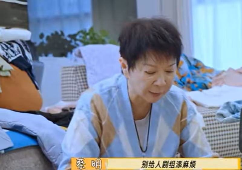相比劉曉慶一人獨居小2房，蔡明住300平北京大平層，家有保姆乾淨