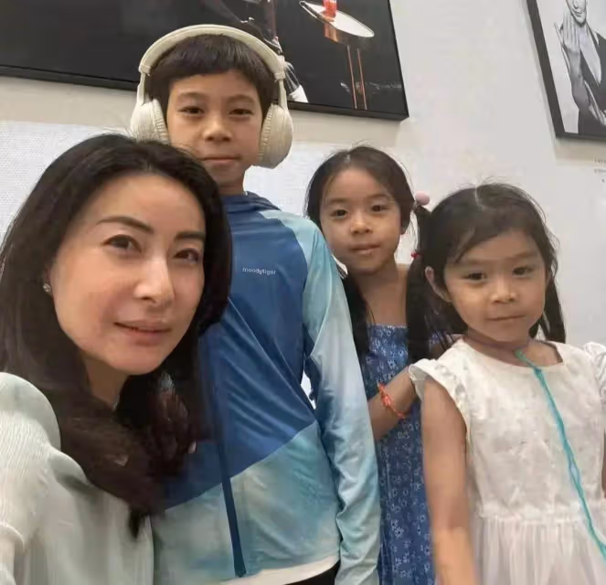 郭晶晶生了個寂寞!兒子像霍英東,二女兒像朱玲玲,小女兒像爸爸