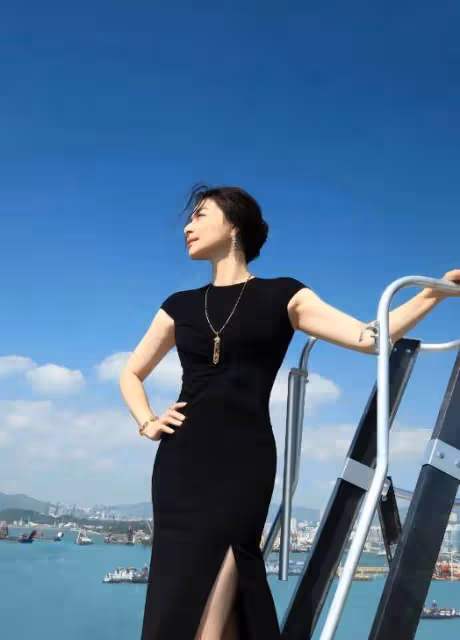 郭晶晶生了個寂寞！兒子像霍英東，二女兒像朱玲玲，小女兒像爸爸