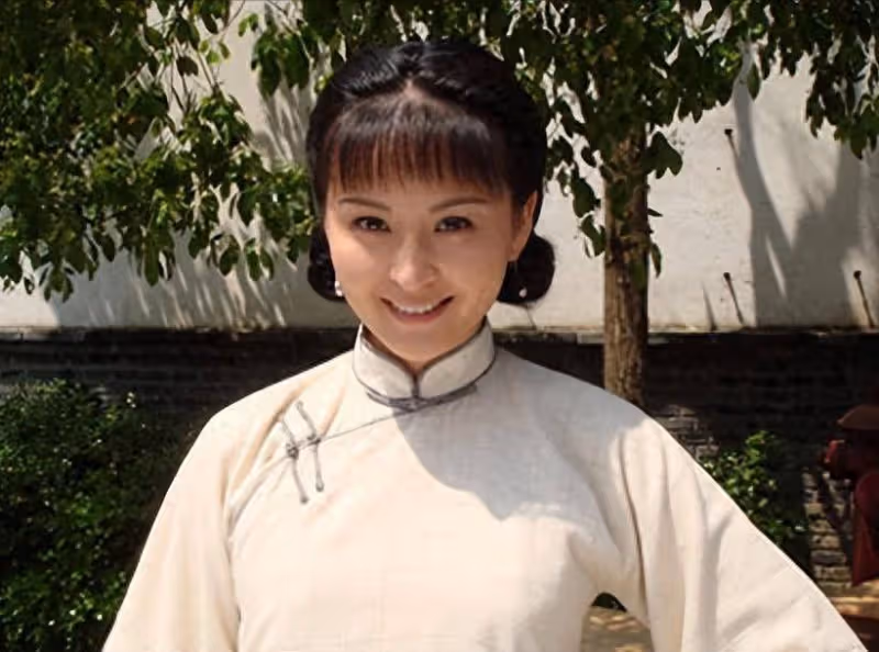 娛樂圈「最乾淨女演員」,被富商苦追10年才嫁,今和女兒被寵如寶