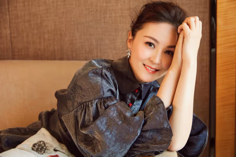 娛樂圈「最乾淨女演員」,被富商苦追10年才嫁,今和女兒被寵如寶