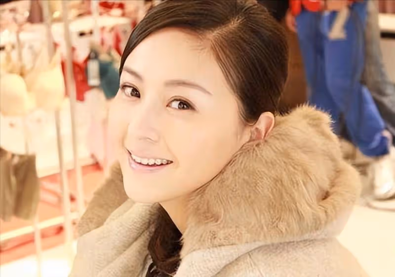娛樂圈「最乾淨女演員」,被富商苦追10年才嫁,今和女兒被寵如寶