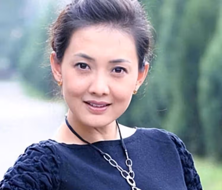牛莉:我當年沉迷整容,讓醫美斷送了大好前程,50歲醒悟已經太遲