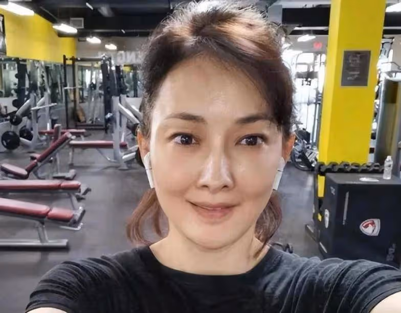 牛莉:我當年沉迷整容,讓醫美斷送了大好前程,50歲醒悟已經太遲