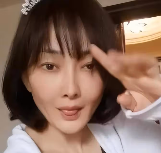 牛莉:我當年沉迷整容,讓醫美斷送了大好前程,50歲醒悟已經太遲