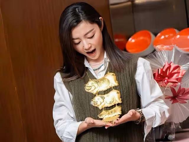 恭喜!40歲香港知名女星大婚在即,過大禮未婚夫送各種金器