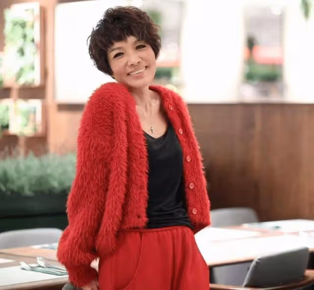 好凍齡!寶佩如曬照宣布登六,曾因車禍毀容致不育老公仍不離不棄