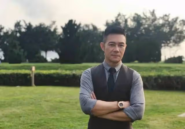 張兆輝女兒酷似鍾欣潼,親自為父親下廚,一家四口幸福美滿