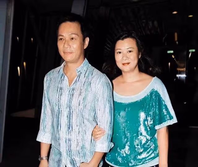 張兆輝女兒酷似鍾欣潼,親自為父親下廚,一家四口幸福美滿