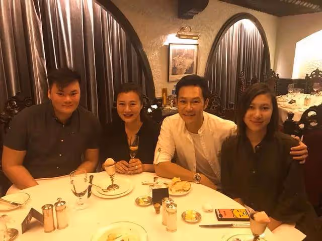 張兆輝女兒酷似鍾欣潼,親自為父親下廚,一家四口幸福美滿