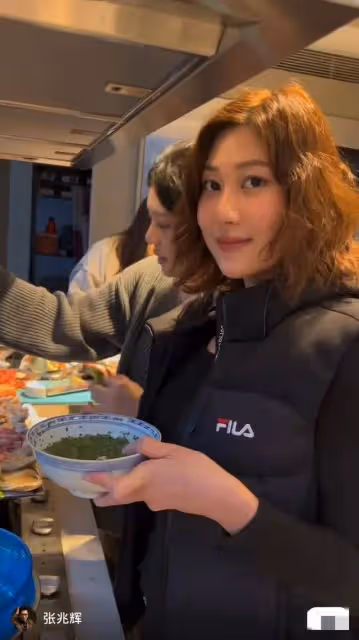 張兆輝女兒酷似鍾欣潼,親自為父親下廚,一家四口幸福美滿