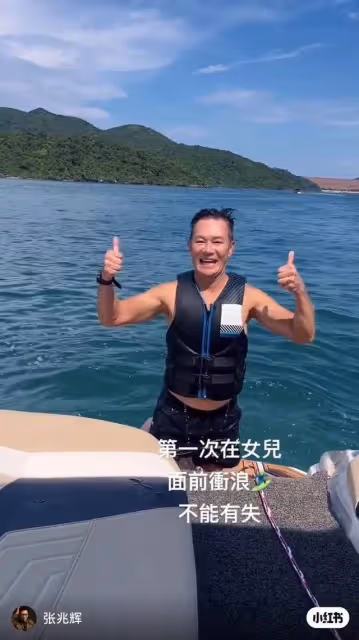 張兆輝女兒酷似鍾欣潼,親自為父親下廚,一家四口幸福美滿