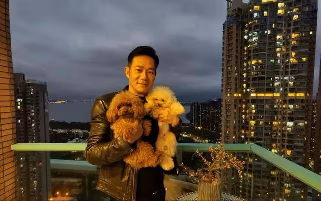 張兆輝女兒酷似鍾欣潼,親自為父親下廚,一家四口幸福美滿