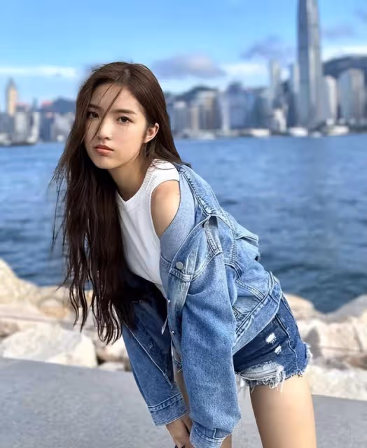 21歲香港女歌手發文怒斥被人性騷擾,被當眾抓屁股,卻無能為力
