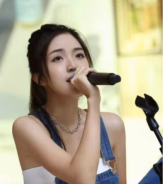 21歲香港女歌手發文怒斥被人性騷擾,被當眾抓屁股,卻無能為力