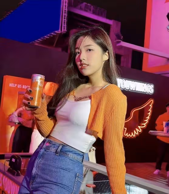 21歲香港女歌手發文怒斥被人性騷擾,被當眾抓屁股,卻無能為力