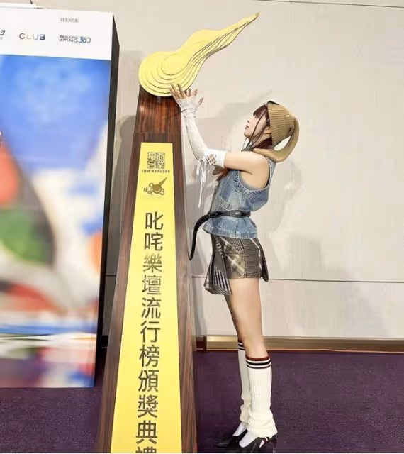 21歲香港女歌手發文怒斥被人性騷擾,被當眾抓屁股,卻無能為力