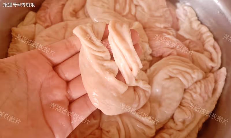 清洗豬大腸,用「鹼、麵粉、醋」都不對!教你1招,臭味全跑光!