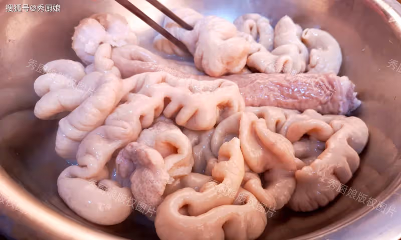 清洗豬大腸,用「鹼、麵粉、醋」都不對!教你1招,臭味全跑光!