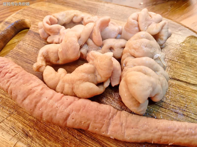 清洗豬大腸,用「鹼、麵粉、醋」都不對!教你1招,臭味全跑光!