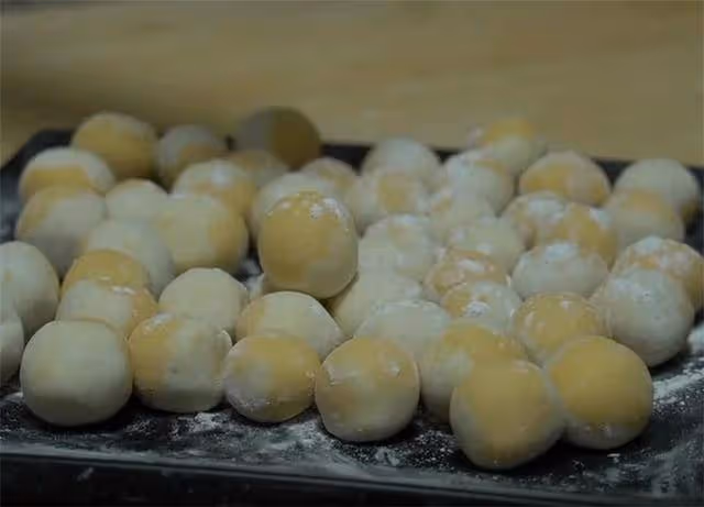 2塊地瓜里加1碗糯米粉,香甜軟糯,做一頓吃半月,5分鐘搞定早餐