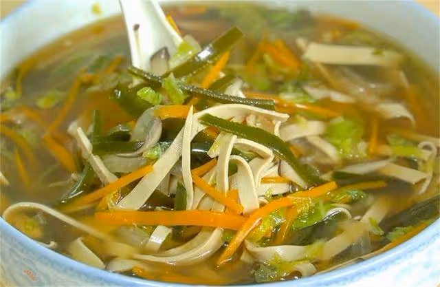 冬天最愛喝這碗湯,4塊錢能做一大鍋,飯前一人一碗,營養又開胃