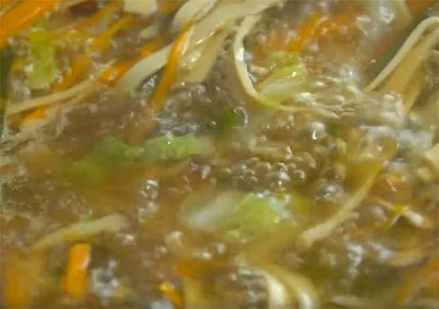 冬天最愛喝這碗湯,4塊錢能做一大鍋,飯前一人一碗,營養又開胃