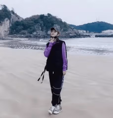 48歲趙薇近照曝光:面相刻薄像換了個人,當初嫁給黃曉明就好了