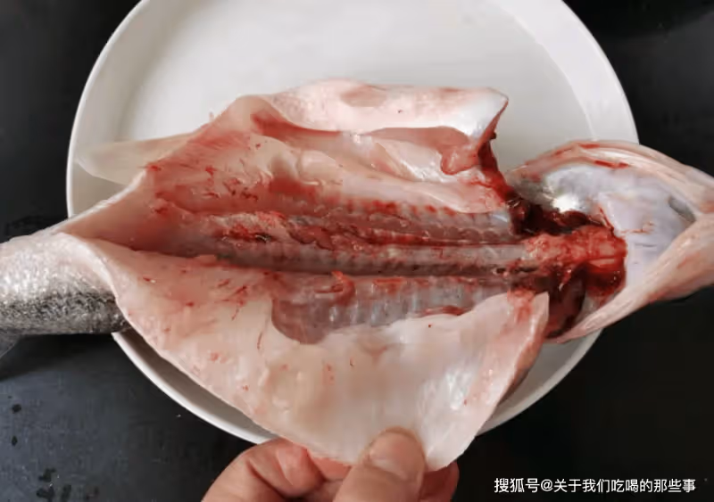 蒸鱸魚時,不要放料酒,牢記「4要點」,魚肉鮮美不腥,還特別嫩