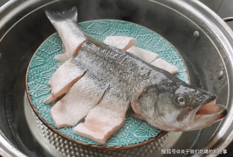 蒸鱸魚時,不要放料酒,牢記「4要點」,魚肉鮮美不腥,還特別嫩