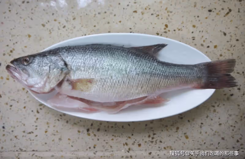 蒸鱸魚時,不要放料酒,牢記「4要點」,魚肉鮮美不腥,還特別嫩
