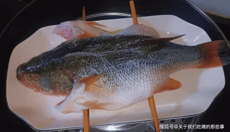 蒸鱸魚時,不要放料酒,牢記「4要點」,魚肉鮮美不腥,還特別嫩