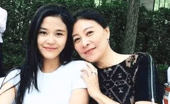 她是最慘影后,生下女兒後患癌被丈夫拋棄,如今女兒被張嘉譯帶紅