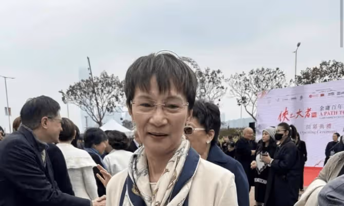為娶小29歲小三,拋棄相伴23年妻子,兒子自殺後她讓小三付出代價