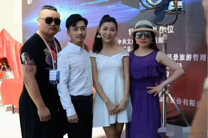 顏十六老婆真容曝光!曾是寵妻狂魔,父親生病變傻,求人帶他出國