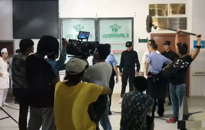 顏十六老婆真容曝光!曾是寵妻狂魔,父親生病變傻,求人帶他出國