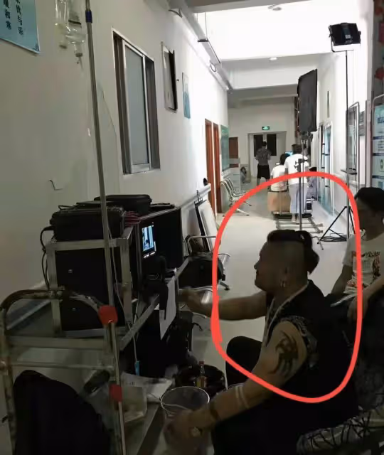 顏十六老婆真容曝光!曾是寵妻狂魔,父親生病變傻,求人帶他出國