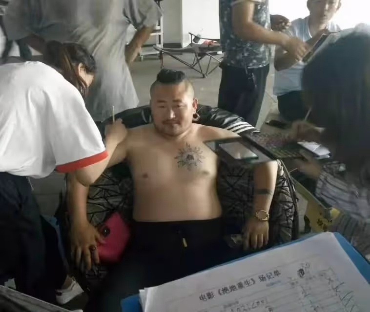 顏十六老婆真容曝光!曾是寵妻狂魔,父親生病變傻,求人帶他出國